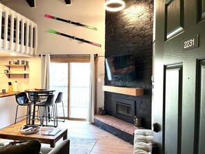 Smart TV, fireplace