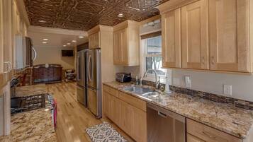 Fridge, microwave, stovetop, dishwasher