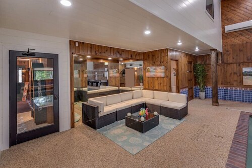 6000 Sq Feet w/Year Around Indoor Pool-King Beds