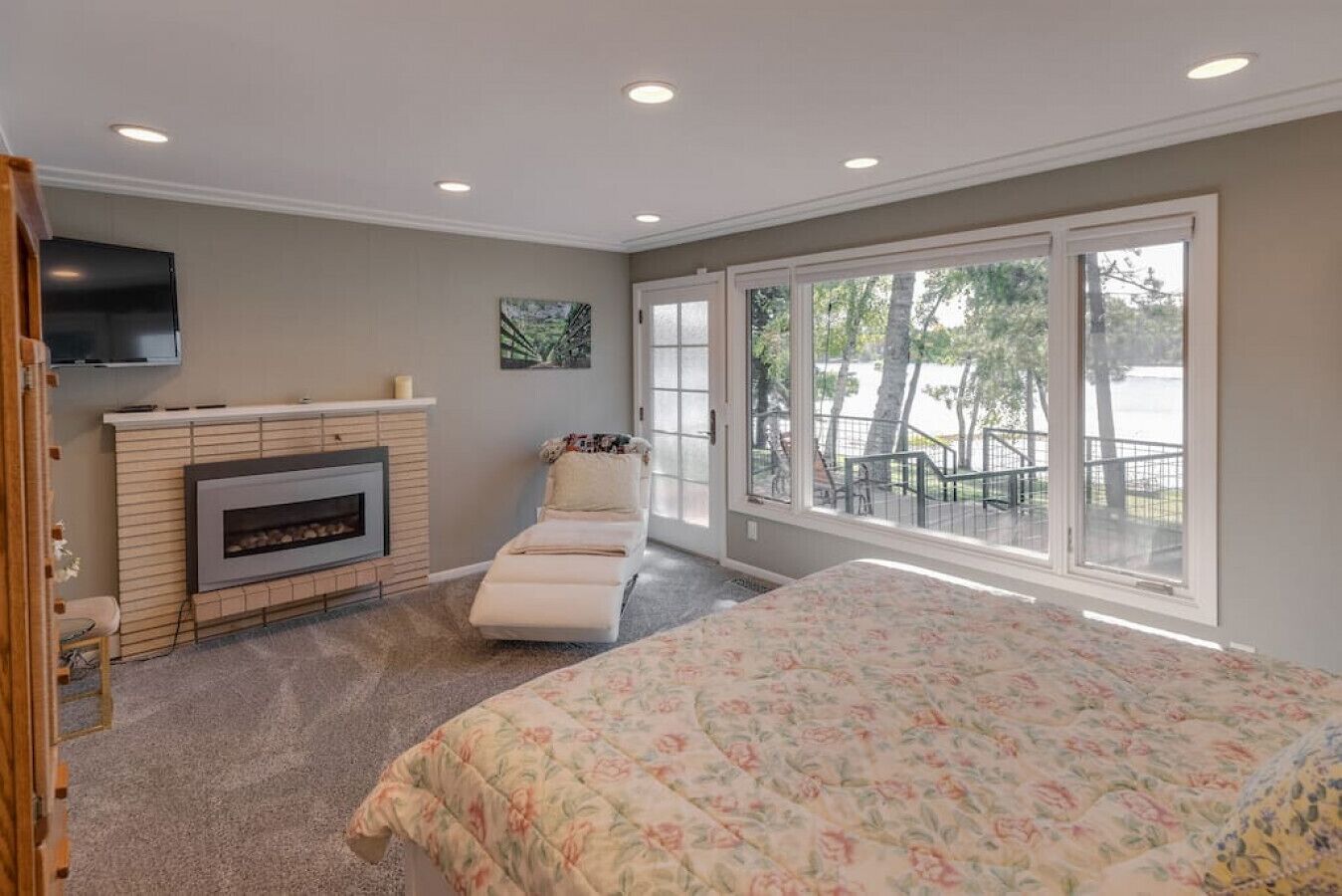 5 bedrooms, desk, iron/ironing board, travel cot