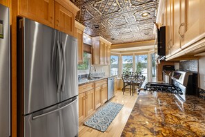 Réfrigérateur, micro-ondes, plaque de cuisson, lave-vaisselle