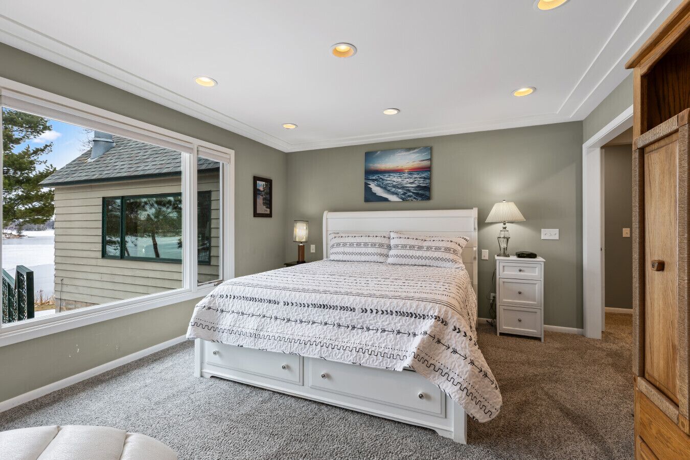 6 bedrooms, desk, iron/ironing board, travel cot