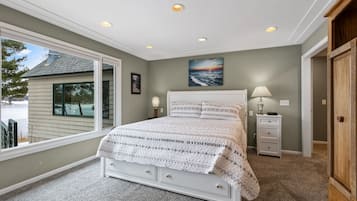 6 bedrooms, desk, iron/ironing board, travel cot
