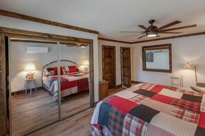 5 bedrooms, desk, iron/ironing board, travel cot - 6000 Sq Feet w/Year Around Indoor Pool-King Beds (Crosslake)