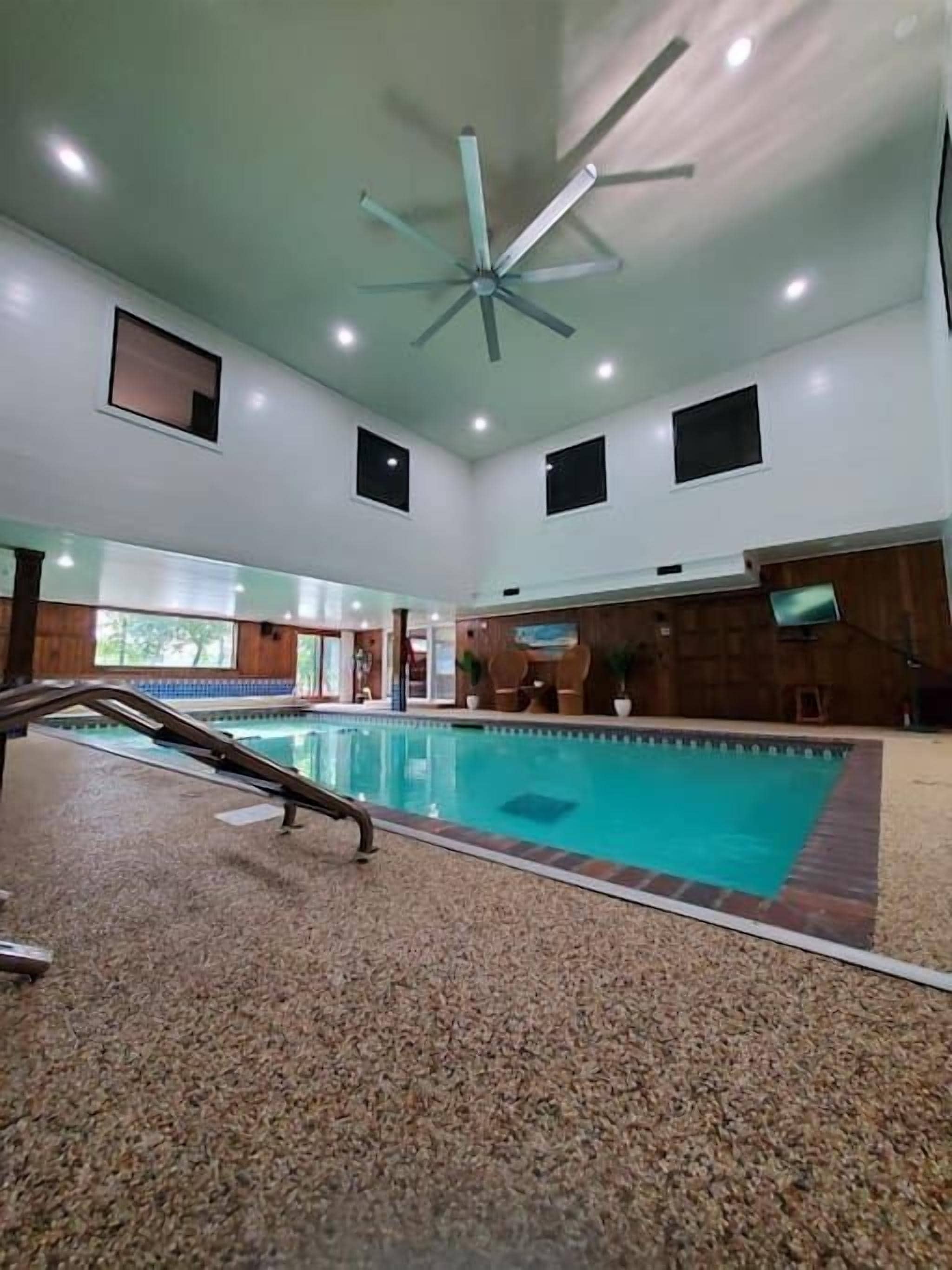 6000 Sq Feet w/Year Around Indoor Pool-King Beds