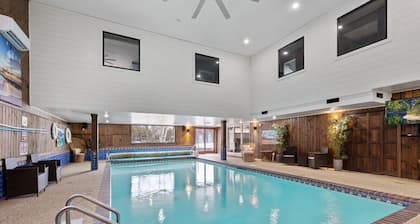 6000 Sq Feet w/Year Around Indoor Pool-King Beds