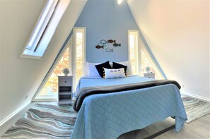 4 bedrooms, free WiFi, bed sheets - Blue Cove Cabin: Lakefront; Private Dock; 2 Boat Slips; Plenty of Parking!   (Lake of the Ozarks)