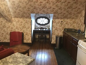 Private kitchen - Beautiful,Victorian Apt ,very close to downtown for travel nurses and temps (Glens Falls)
