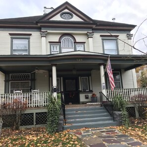 Exterior - Beautiful,Victorian Apt ,very close to downtown for travel nurses and temps (Glens Falls)