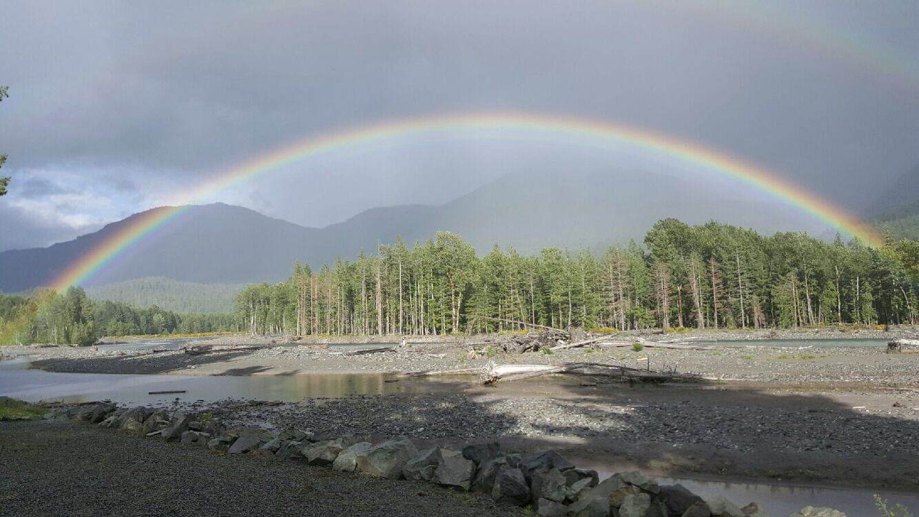 Riverfront getaway near Mt Rainier with breathtaking  180 degree mountain views