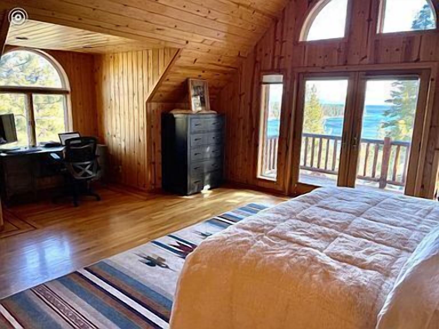 Lake Views - Rustic All Season Chalet - Walk to Meeks Bay