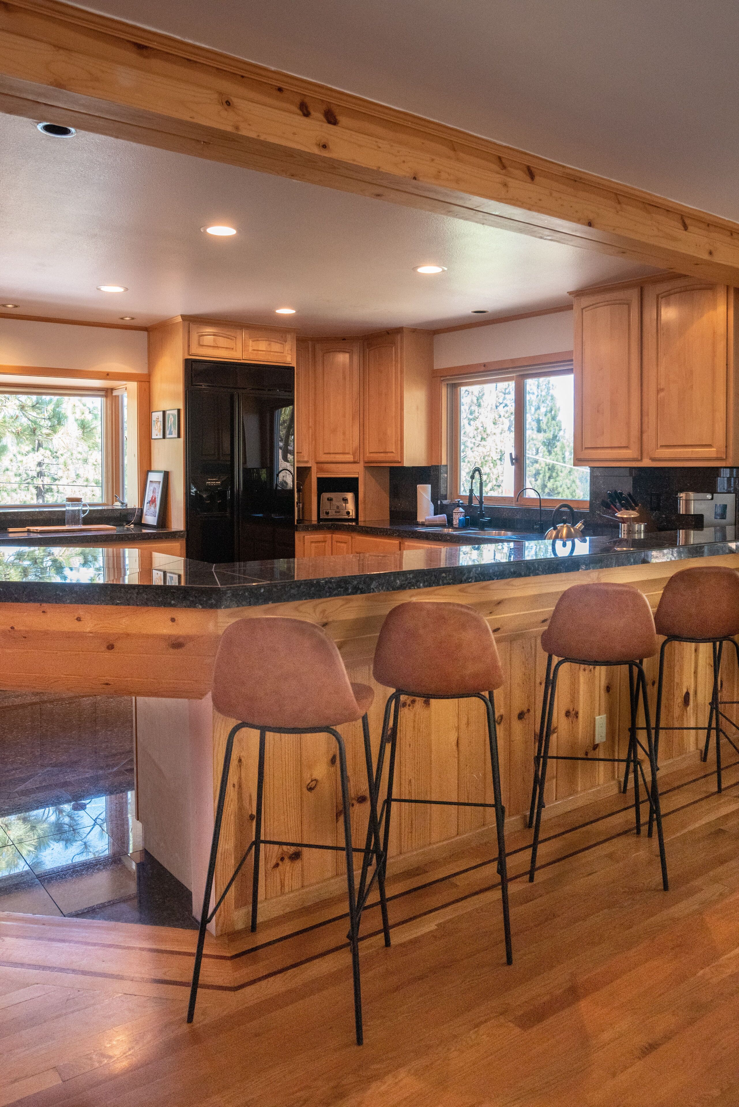 Lake Views - Rustic All Season Chalet - Walk to Meeks Bay