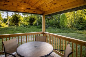 Outdoor dining - Stout Grove - New House minutes from the New River Gorge National Park (Fayetteville)