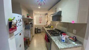 Refrigerador, microondas, horno y cafetera y tetera