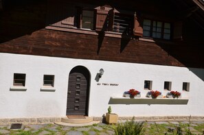 Exterior detail - Cosy chalet with exceptional view of the Mt Blanc range (Combloux)