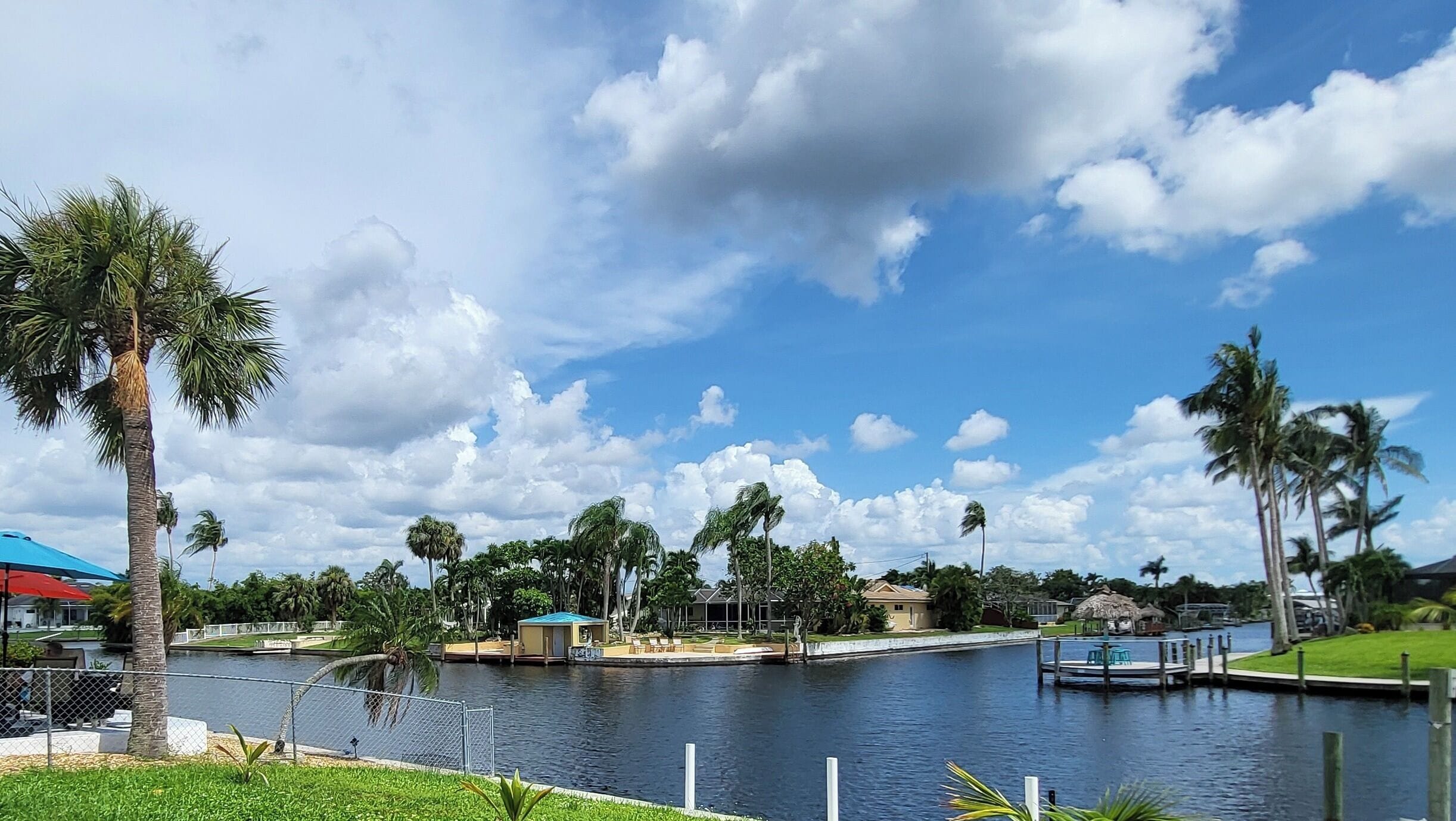 Twin house shared pool 2 King Beds, Pool Canal 5 Minutes To The River