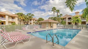 Una piscina al aire libre, una piscina climatizada
