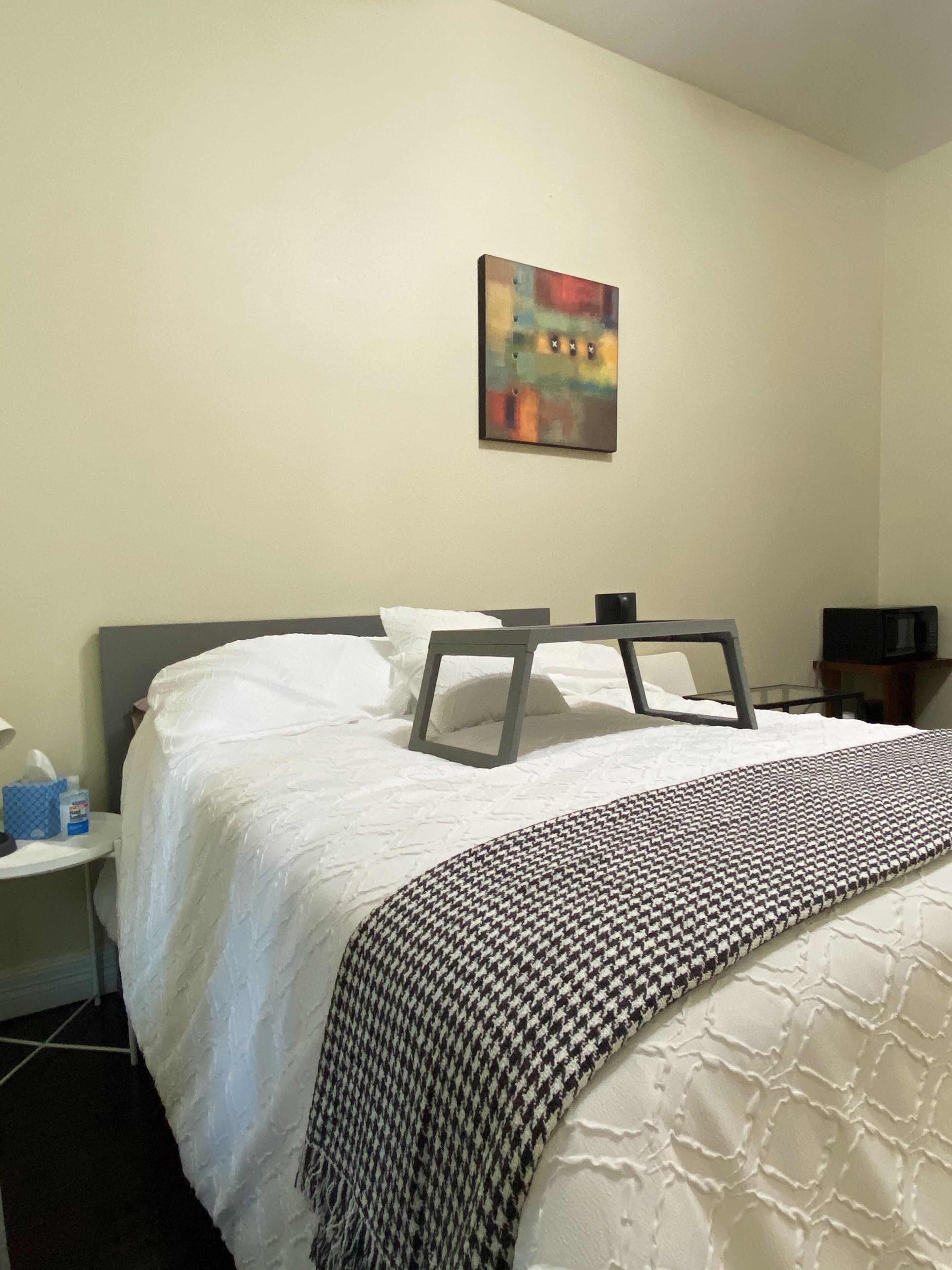 Eclectic Midtown Modern En Suite w/ Garden View: Wanderer's Suite