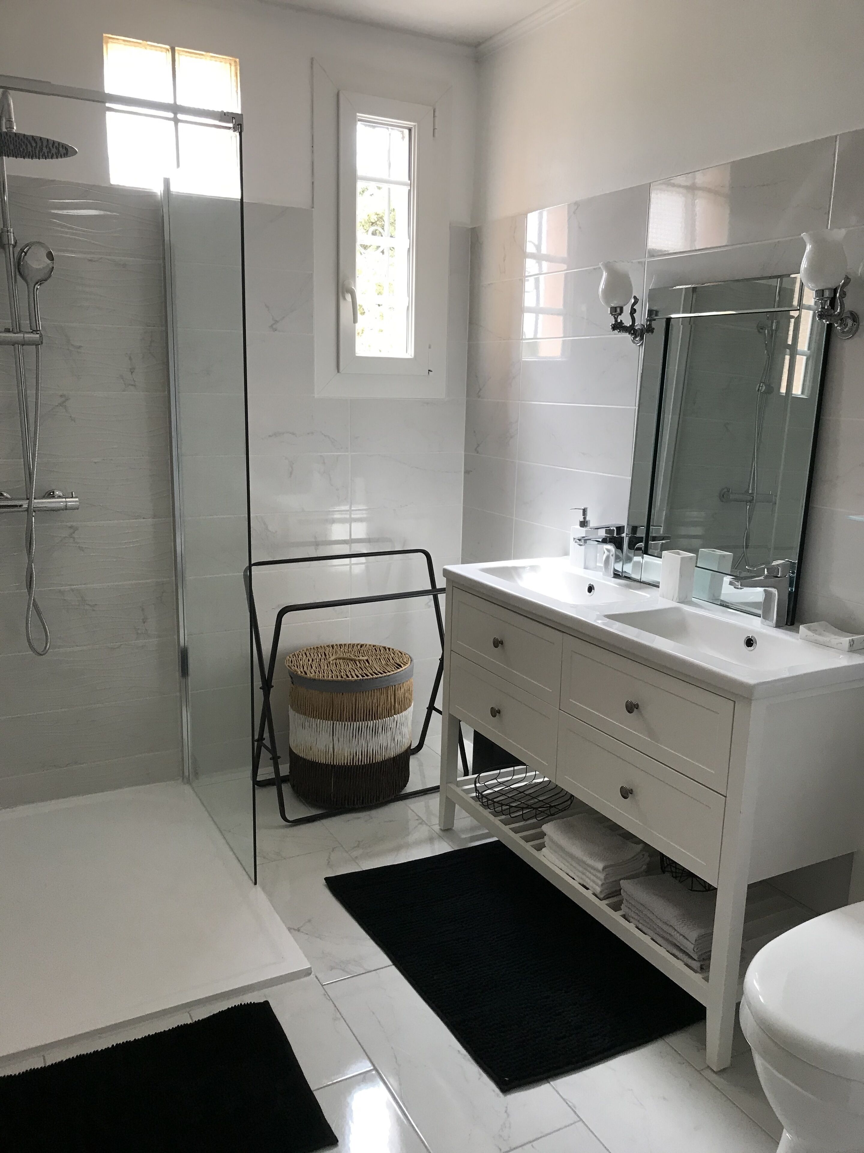 Douche, serviettes fournies, papier toilette