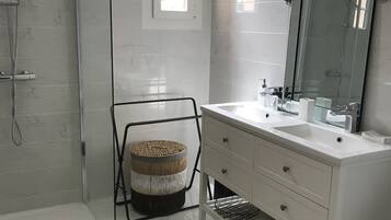 Douche, serviettes fournies, papier toilette