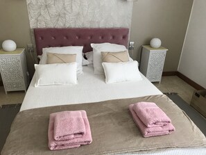 4 bedrooms, iron/ironing board, free WiFi, bed sheets - Maison de Famille Sous les Pins Avec Piscine (Canet)