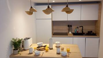 Een koelkast, een microgolfoven, een oven, een kookplaat