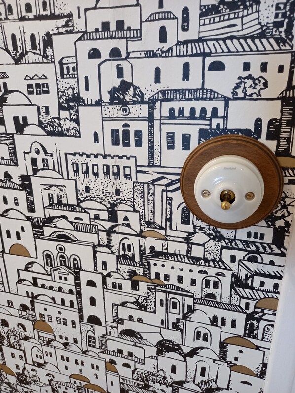 Een muur met een gedetailleerde zwart-witillustratie van een stadsgezicht.