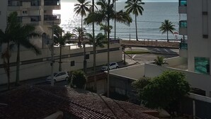 Ein Hochhaus mit Balkonen mit Blick auf einen Strand.
