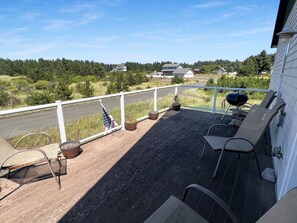Property grounds - Long Beach - Ocean view home with path to the beach (Long Beach)