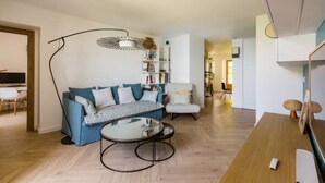Uma sala de estar moderna com sofá, poltrona e mesa de centro.