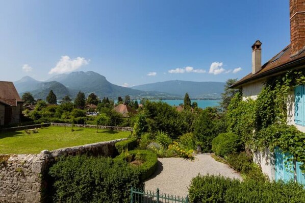 Property grounds - The Garden in Talloires with a lake view (Talloires-Montmin)