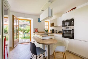 Fridge, microwave, oven, stovetop - The Garden in Talloires with a lake view (Talloires-Montmin)