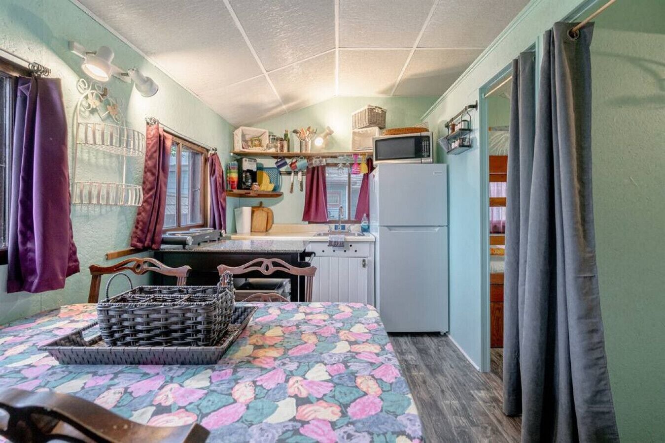 Kjøleskap, mikrobølgeovn, kokeplater og kaffetrakter/tekoker