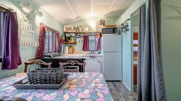 Frigorífico, microondas, placa de cocina y cafetera o tetera