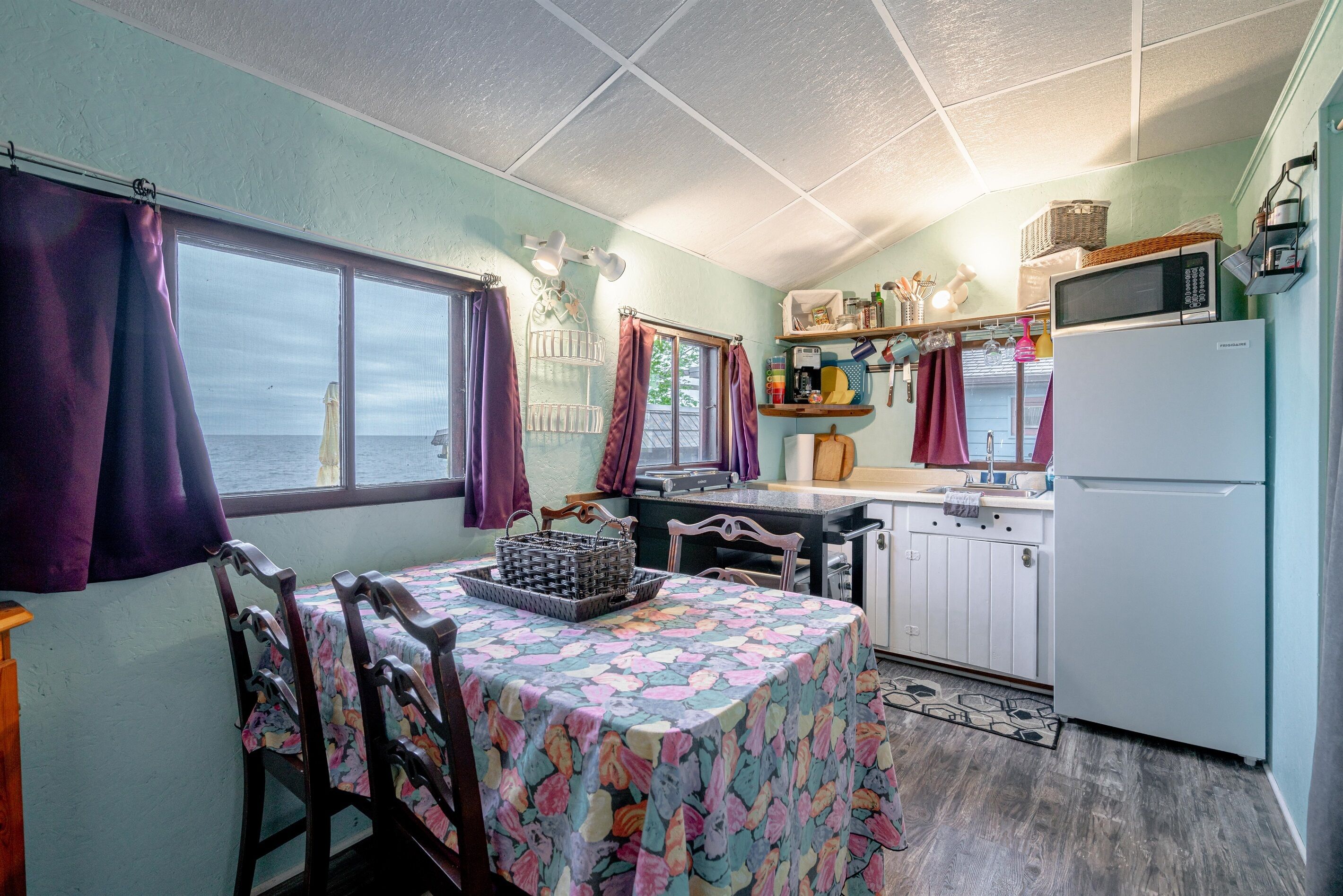 Réfrigérateur, micro-ondes, cafetière/bouilloire, grille-pain