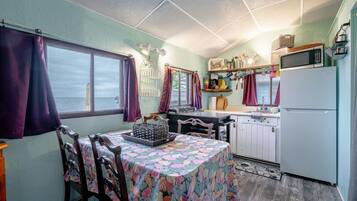 Réfrigérateur, micro-ondes, cafetiÚre/bouilloire, grille-pain