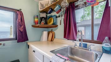 Réfrigérateur, micro-ondes, cafetiÚre/bouilloire, grille-pain