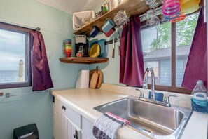 Refrigerador, microondas, cafetera y tetera y tostadora 