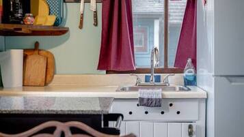 Refrigerador, microondas, placa de cocina, cafetera/tetera