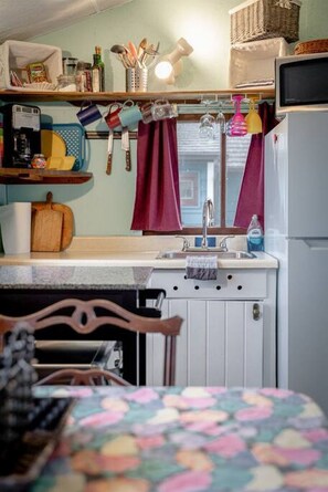 Frigorífico, microondas, placa de cocina y cafetera o tetera