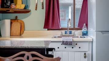 Réfrigérateur, micro-ondes, cafetiÚre/bouilloire, grille-pain