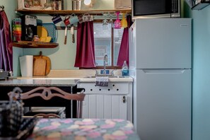 Refrigerador, microondas, cafetera y tetera y tostadora 