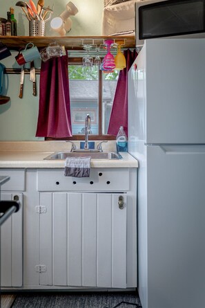 Fridge, microwave, coffee/tea maker, toaster - Rustic Beachfront Tiny Cabin Retreat Near Point Pelee (Leamington)