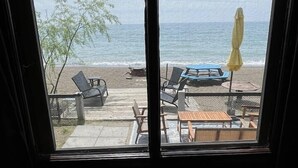 A room with a view of a beach through a window. - Rustic Beachfront Tiny Cabin Retreat Near Point Pelee (Leamington)