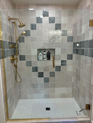 Baignoire, sèche-cheveux, serviettes fournies, savon