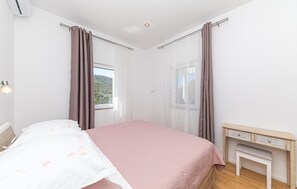 2 chambres, fer et planche à repasser, lit parapluie, accès Internet
