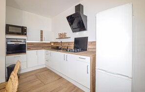 Réfrigérateur, micro-ondes, plaque de cuisson, cafetière/bouilloire