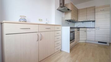 Refrigerador, parrilla de estufa, lavavajillas y cafetera y tetera