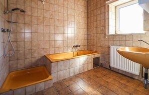 Combined shower/bathtub