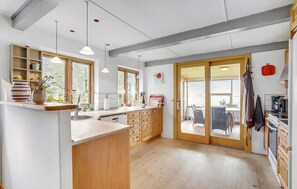 Kühlschrank, Herdplatte, Geschirrspüler, Kochgeschirr/Geschirr/Besteck